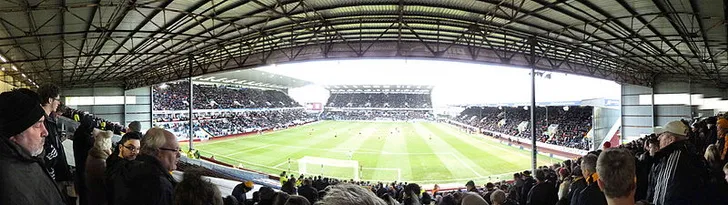 Góc nhìn toàn cảnh sân Turf Moor từ khán đài chính