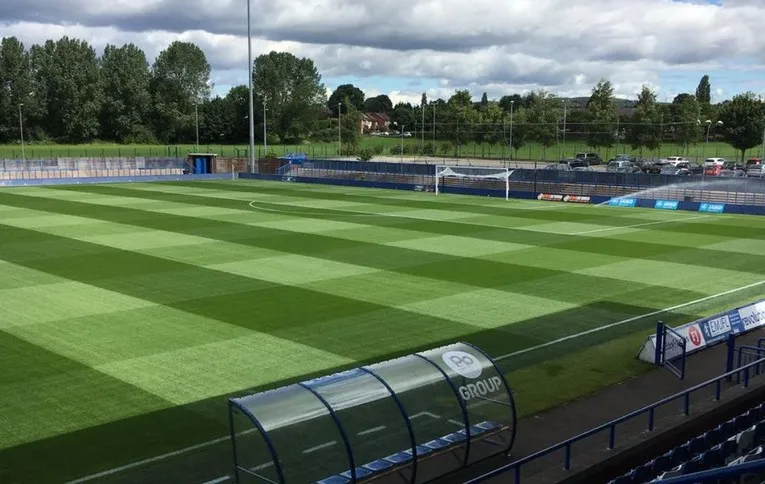 Góc nhìn từ khán đài chính sân Tameside Stadium
