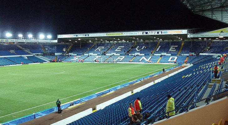 Góc nhìn từ khán đài chính tại sân Elland Road, nơi người hâm mộ Leeds United dõi theo trận đấu