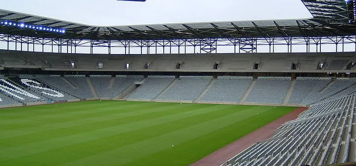 Góc nhìn từ khán đài Denbigh tại Stadium MK, minh chứng cho sự mở rộng của sân vận động