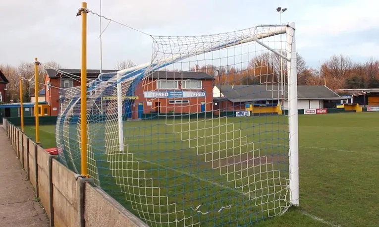 Góc nhìn từ khán đài đứng của sân Cantilever Park, cho thấy tầm nhìn rõ ràng ra sân đấu của Warrington Town FC