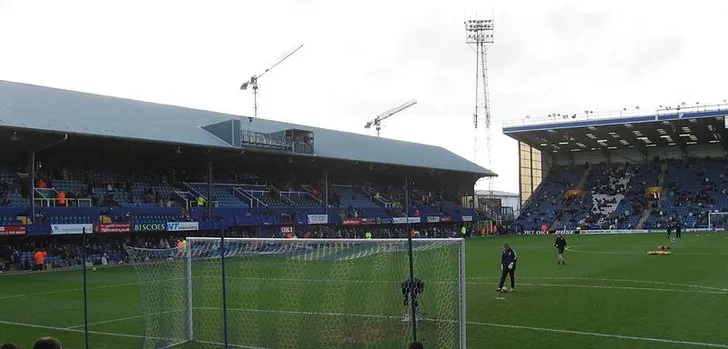 Góc nhìn từ khán đài Fratton Park