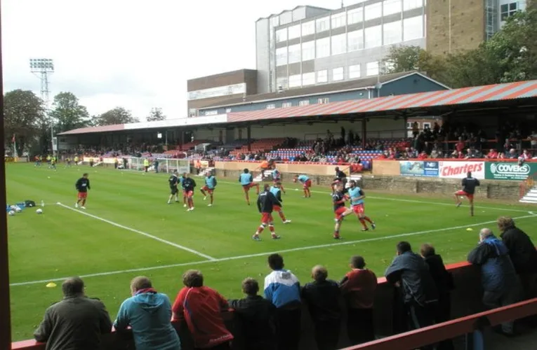 Góc nhìn từ khán đài sân Recreation Ground, nơi người hâm mộ Aldershot Town cổ vũ.