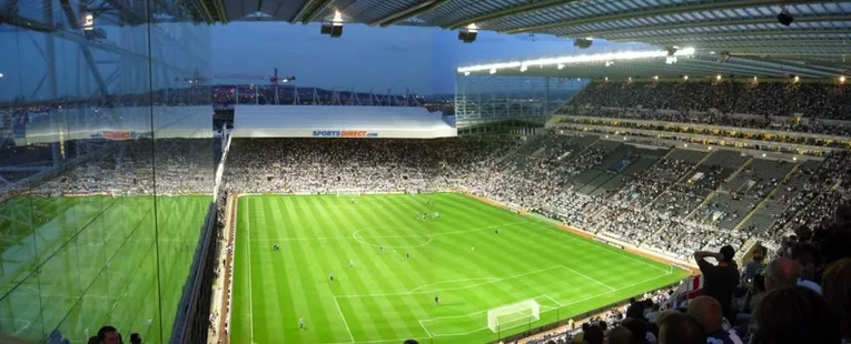 Góc nhìn từ khán đài Sir John Hall, mang đến cái nhìn bao quát toàn bộ mặt sân St. James' Park