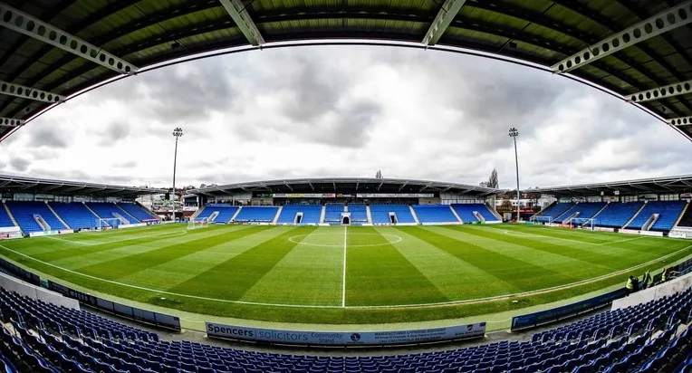 Góc nhìn từ khán đài SMH Group Stadium, cho thấy tầm nhìn rộng mở đến sân cỏ Chesterfield FC