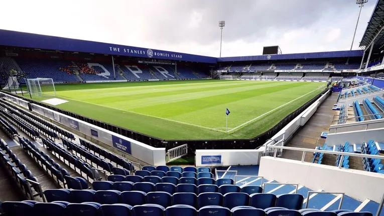 Góc nhìn từ khán đài xuống sân cỏ Loftus Road, nơi chứng kiến bao trận cầu đỉnh cao của Queens Park Rangers