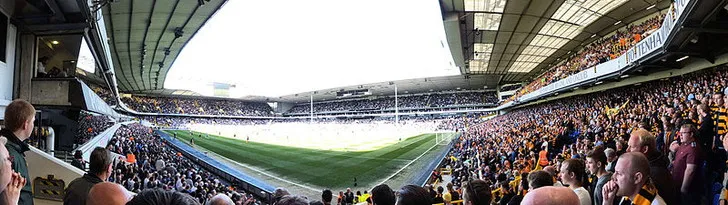 Góc nhìn từ khán đài xuống sân cỏ White Hart Lane, nơi các trận đấu nảy lửa của Spurs diễn ra.