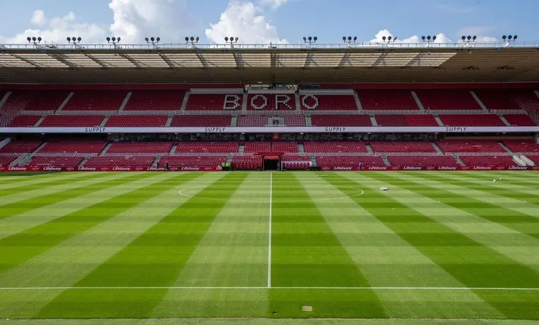Góc nhìn từ sân cỏ của Riverside Stadium, thể hiện sự hoành tráng của khán đài và mặt cỏ xanh mướt