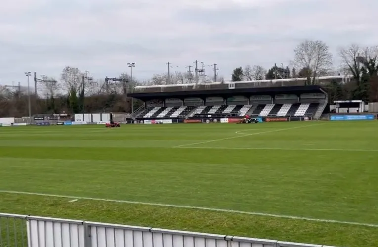 Hình ảnh cận cảnh khán đài chính tại York Road, sân nhà của Maidenhead United, cho thấy nét kiến trúc cổ điển