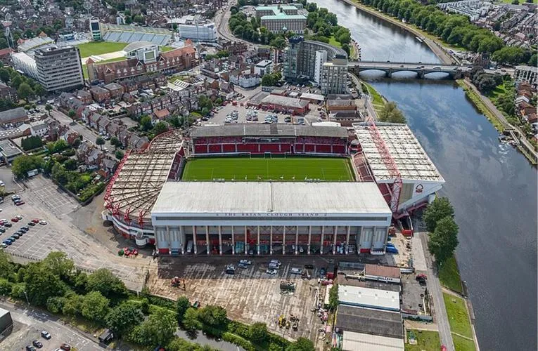 Hình ảnh chụp từ trên không toàn bộ sân vận động The City Ground của Nottingham Forest, thể hiện vị trí gần sông Trent