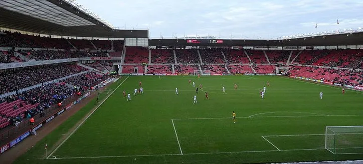 Hình ảnh một trận đấu sôi động tại Riverside Stadium giữa Middlesbrough và Aldershot ở vòng 4 FA Cup