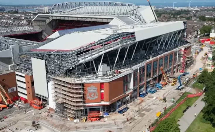 Hình ảnh tái phát triển khán đài Anfield Road End, tăng sức chứa cho sân nhà Liverpool.