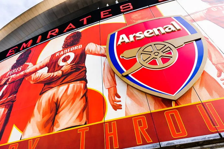 Huy hiệu CLB Arsenal với khẩu thần công uy nghi tại sân Emirates