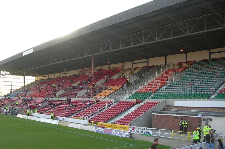 Khán đài Arkell’s Stand đơn tầng, một phần quan trọng của sân nhà Swindon Town FC