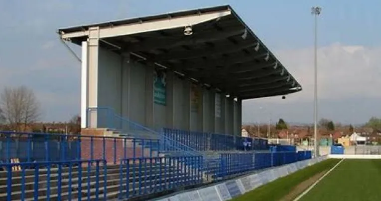 Khán đài bê tông đặc trưng của sân Tameside Stadium Ashton