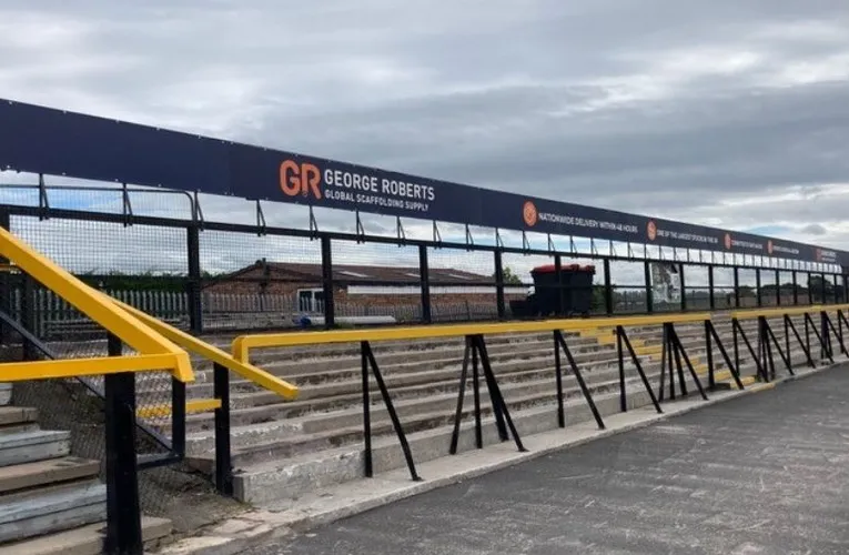 Khán đài Blowick End Haig Avenue, góc nhìn của các cổ động viên đội khách