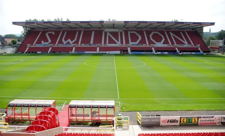 Khán đài chính Arkell’s Stand tại sân County Ground, nơi có phòng thay đồ và đường hầm cầu thủ của Swindon Town