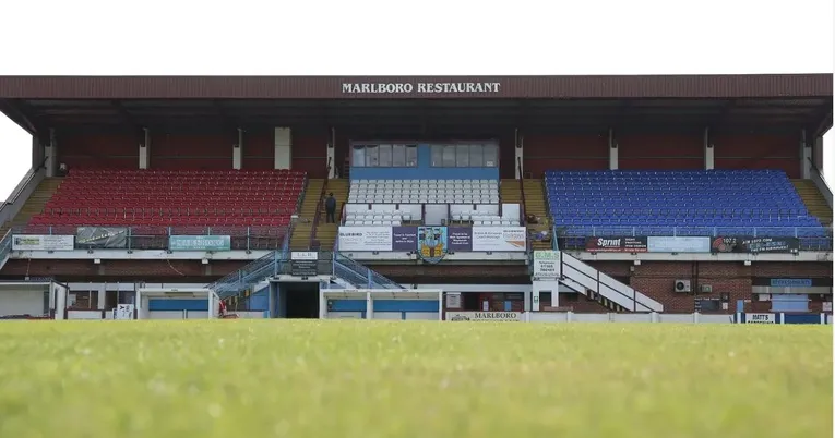 Khán đài chính Bob Lucas Stadium với hàng ghế đỏ sẫm của Weymouth FC