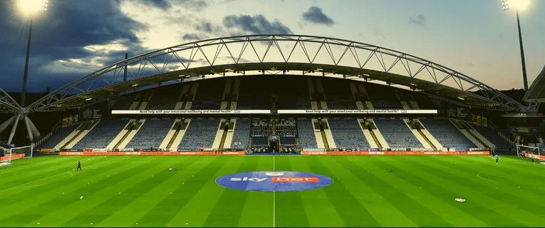 Khán đài chính John Smith's Stadium, nơi các cổ động viên Huddersfield Town tạo nên không khí sôi động.