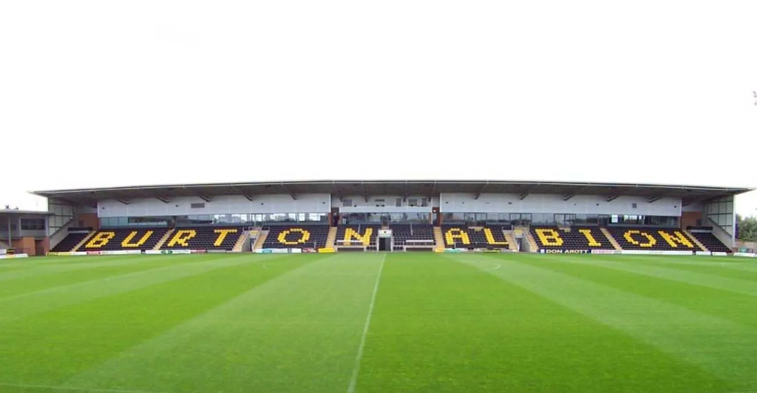 Khán đài chính Main Stand của sân Pirelli Stadium, nơi có khu vực ngồi duy nhất và các tiện ích quan trọng của CLB Burton Albion