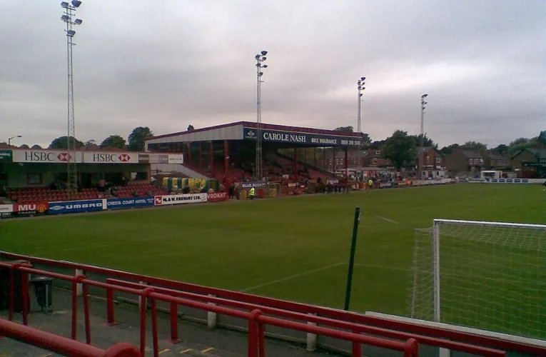 Khán đài chính Main Stand tại sân J Davidson của Altrincham FC, nơi khán giả được che mưa nắng