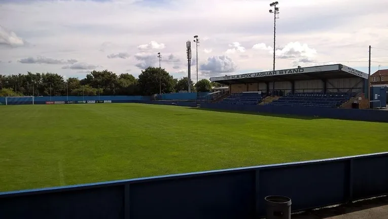 Khán đài chính Main Stand tại sân The Citadel, đại bản doanh của Farsley Celtic