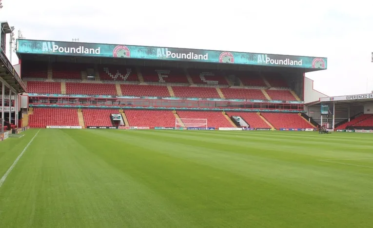 Khán đài chính Main Stand tại sân vận động Poundland Bescot, nơi có khu vực VIP
