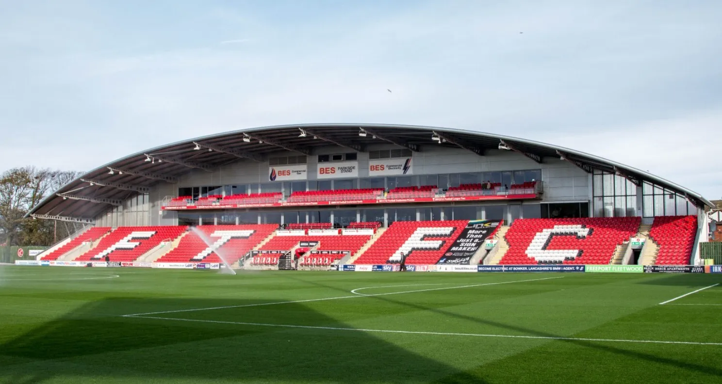 Khán đài chính sân Highbury, nơi hội tụ tinh hoa cổ động viên của Fleetwood Town.