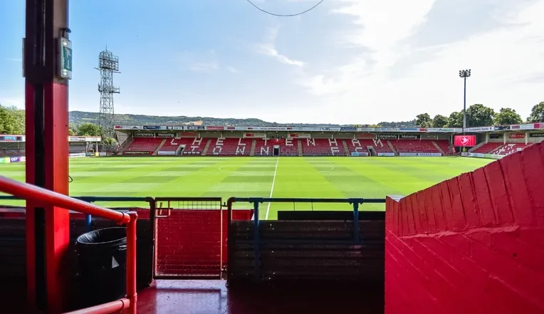 Khán đài chính tại sân vận động Whaddon Road, nơi có các tiện ích và phòng thay đồ