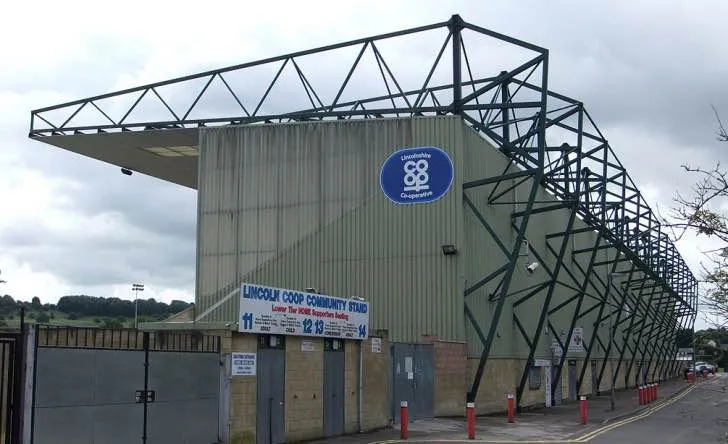 Khán đài Co-Op Community Stand tại sân Sincil Bank, nơi hội tụ cộng đồng người hâm mộ Lincoln City.