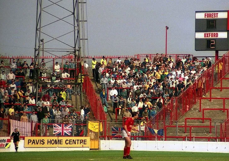Khán đài dành cho cổ động viên khách tại sân The City Ground vào năm 1988, cho thấy không gian đứng cổ vũ