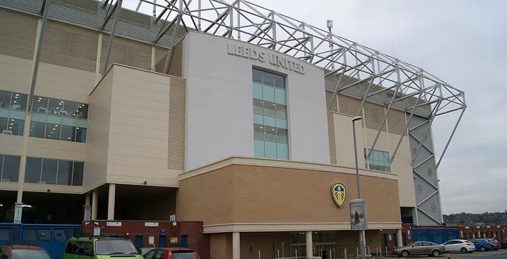 Khán đài East Stand hùng vĩ của sân Elland Road, với hai tầng và các khu vực VIP