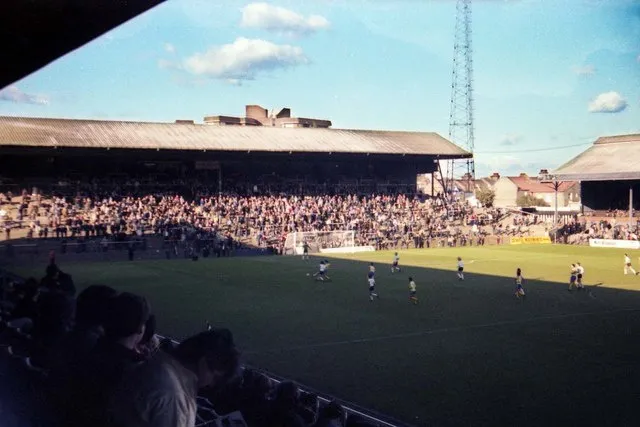 Khán đài Hammersmith End của Craven Cottage vào thập niên 1980, khu vực cổ động viên cuồng nhiệt của Fulham