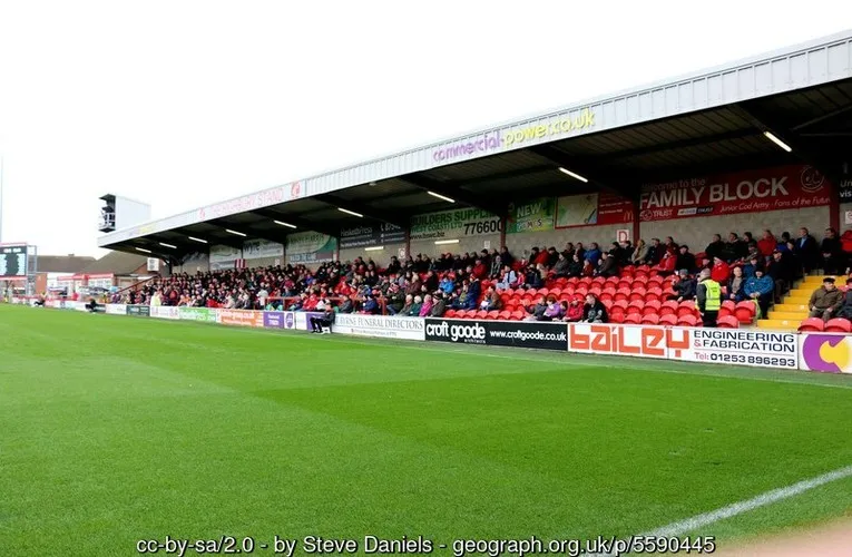 Khán đài Highbury Stand tại sân nhà của Fleetwood Town, một phần không thể thiếu của trải nghiệm bóng đá Anh.