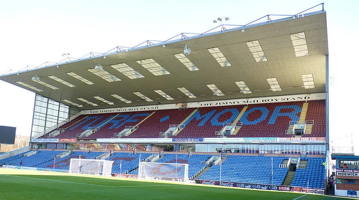 Khán đài Jimmy McIlroy của sân Turf Moor nhìn từ dưới sân