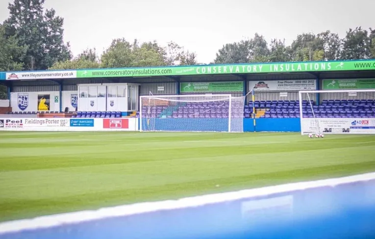 Khán đài Lodge End phía sau khung thành tại Neuven Stadium, nơi cổ động viên Radcliffe FC theo dõi trận đấu