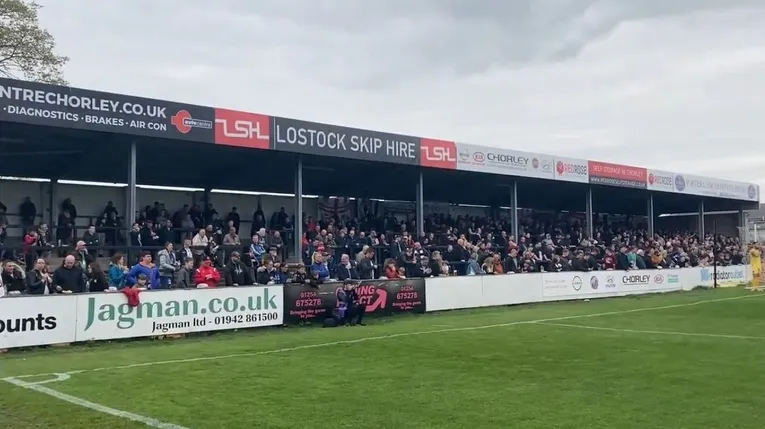 Khán đài phía sau khung thành tại Victory Park, sân nhà của Chorley FC, nơi tiếng cổ vũ vang vọng trong các trận đấu kịch tính ở giải hạng dưới Anh