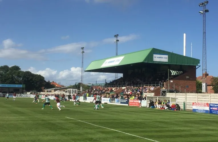 Khán đài Port of Blyth tại sân Croft Park của Blyth Spartans, khu vực chỗ ngồi chính và đường hầm cầu thủ