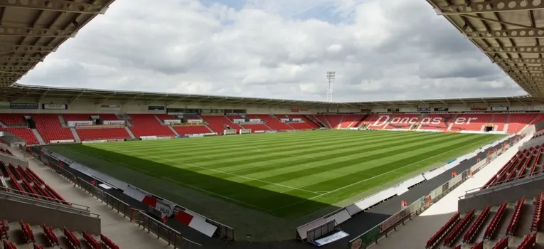 Khán đài sân Eco-Power Stadium với hàng ghế xanh, địa điểm lý tưởng để xem Doncaster Rovers thi đấu