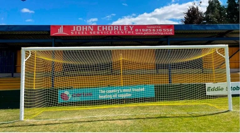 Khán đài sau khung thành tại Cantilever Park, nơi các fan cuồng nhiệt của Warrington Town FC thường đứng cổ vũ
