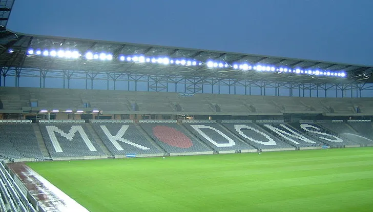 Khán đài Stadium MK lung linh dưới ánh đèn, sẵn sàng cho trận cầu đỉnh cao của MK Dons