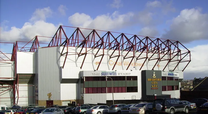 Khán đài Sunwin Stand nhìn từ bên trong sân vận động Valley Parade