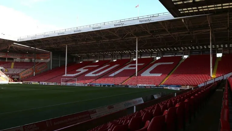 Khán đài The Kop sôi động tại sân Bramall Lane, trái tim của CĐV Sheffield United