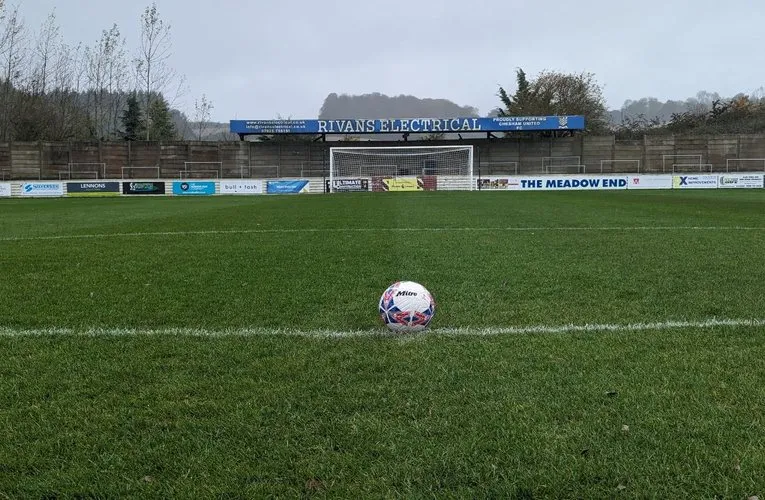 Khán đài The Meadow của Chesham United