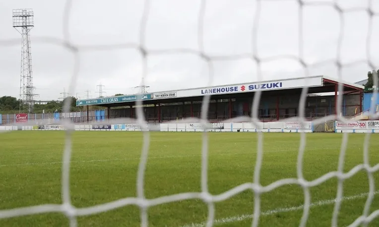 Khán đài Tony Hobson Stand tại Bob Lucas Stadium, vinh danh huyền thoại của Weymouth FC