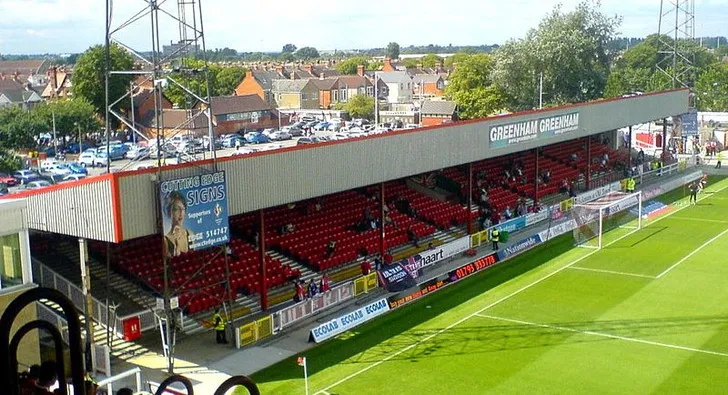 Khán đài Town End tại sân County Ground, nơi tập trung các cổ động viên cuồng nhiệt nhất của CLB Swindon Town