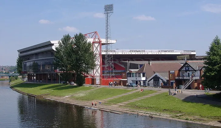 Khán đài Trent End của sân The City Ground nhìn từ bờ sông Trent, với kiến trúc độc đáo