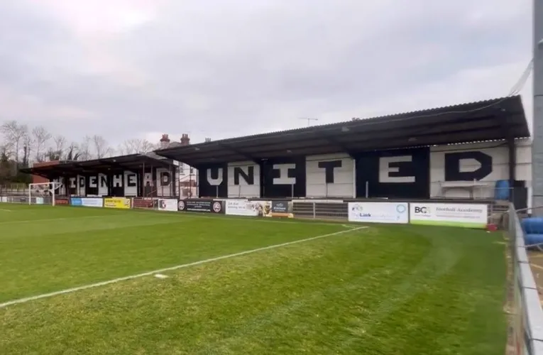 Khán đài York Road Maidenhead United nhìn từ xa, nơi lịch sử bóng đá Anh khắc sâu trên từng bậc thang