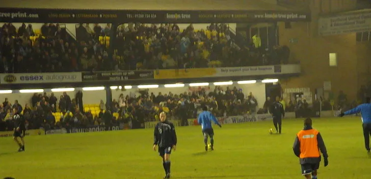 Khán giả chật kín sân Roots Hall trong trận đấu FA Cup của Southend United