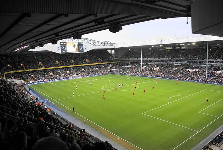 Khán giả tại White Hart Lane trong trận đấu giữa Tottenham và Blackburn Rovers.